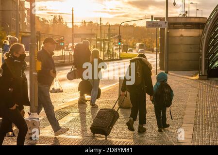 La famille avec masque traverse la rue à la station de métro Hradcanska pendant la période de quarantaine en raison de l'éclosion de COVID-19 alors que l'hiver commence. Prague Banque D'Images