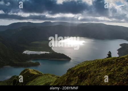 Vue stupéfiante sur le paysage de la lagune de fogo aux açores, sous un ciel nuageux et spectaculaire Banque D'Images