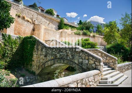 Pont en pierre sur la rivière Huecar. En arrière-plan les vieux murs de la ville de Cuenca. Construit à l'époque musulmane entre le 10ème et le 11ème cen Banque D'Images