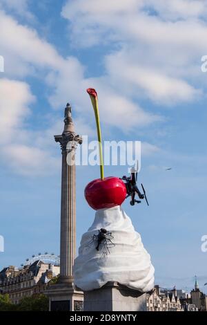 Royaume-Uni, Londres, la sculpture The End de Heather Phillipson - une sundae à la crème fouettée surmontée d'une mouche géante qui fond sur la quatrième plinthe de Trafalgar Square. 2020 Banque D'Images