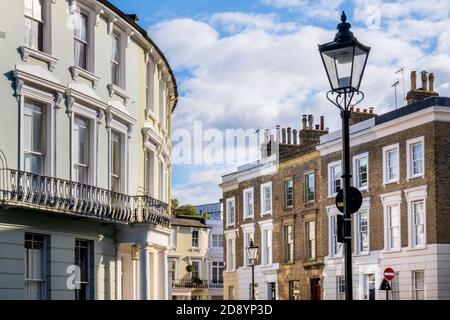 Royaume-Uni, Londres, Borough of Camden, Primrose Hill, croissant Chalcot. Une rue de maisons de ville aux couleurs vives. Emplacement pour le film de Paddington Banque D'Images