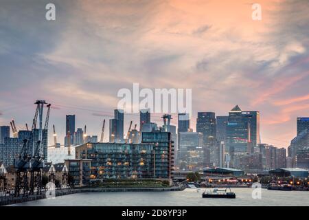 Royaume-Uni, Londres, horizon urbain du centre de Londres. Vue lointaine, bâtiments éclairés, quartier des affaires, quartier du centre-ville, crépuscule, vue sur la banlieue Banque D'Images