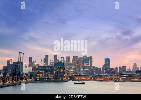 Royaume-Uni, Londres, horizon urbain du centre de Londres. Vue lointaine, bâtiments éclairés, quartier des affaires, quartier du centre-ville, crépuscule, vue sur la banlieue Banque D'Images