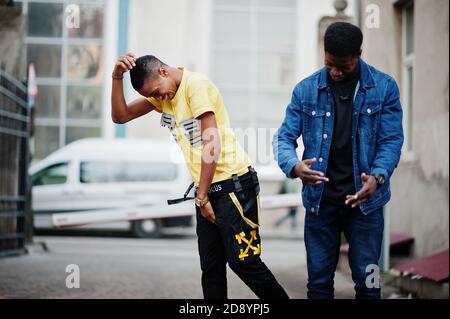Deux amis africains de sexe masculin dansent ensemble. Banque D'Images
