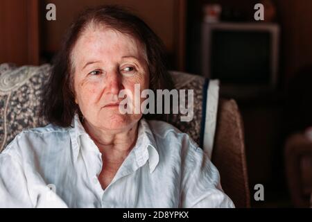 Gros plan d'une femme âgée, qui a l'air inquiète Banque D'Images