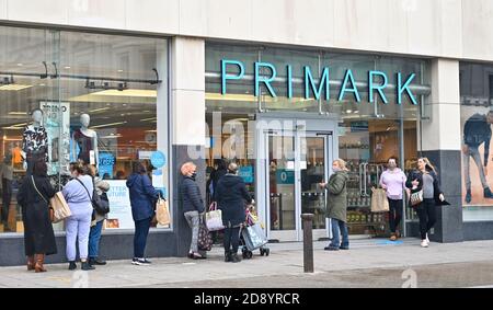 Brighton UK 2 novembre 2020 - Shoppers faisant la queue devant le magasin Primark à Brighton aujourd'hui avant le nouveau coronavirus COVID-19 restrictions de verrouillage commencent en Angleterre jeudi : crédit Simon Dack / Alay Live News Banque D'Images