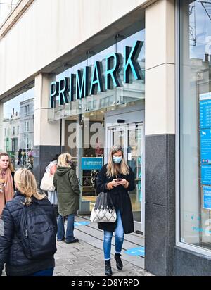 Brighton Royaume-Uni 2 novembre 2020 - Shoppers à l'extérieur du magasin Primark à Brighton aujourd'hui avant le nouveau coronavirus COVID-19 restrictions de verrouillage commencent en Angleterre jeudi : crédit Simon Dack / Alamy Live News Banque D'Images