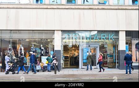 Brighton UK 2 novembre 2020 - Shoppers faisant la queue devant le magasin Primark à Brighton aujourd'hui avant le nouveau coronavirus COVID-19 restrictions de verrouillage commencent en Angleterre jeudi : crédit Simon Dack / Alay Live News Banque D'Images