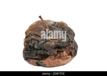 Vieille pomme pourrie isolée sur fond blanc. Photo haute résolution. Profondeur de champ complète. Banque D'Images