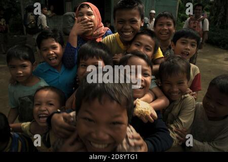 Enfants villageois du village de Nauli dans le district de Sitahuis qui est situé à la limite ouest du bassin versant de Batang Toru et de l'écosystème de la forêt tropicale dans le centre de la régence de Tapanuli, province de Sumatra Nord, Indonésie. Banque D'Images