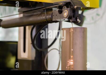 Machine de coupe de fil travaillant avec des pièces métalliques avec des étincelles en usine, exposition, usine - gros plan. Travail des métaux, industriel, usinage Banque D'Images