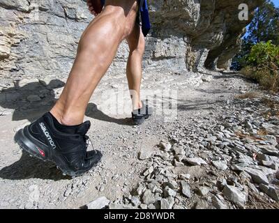 Sotchi, Russie - 6 octobre 2020: Jambes homme en chaussures de course Salomon Speedcross 4 gtx randonnée sur piste de montagne Banque D'Images