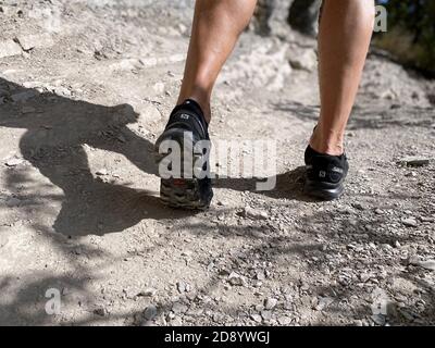 Sotchi, Russie - 6 octobre 2020: Jambes homme en chaussures de course Salomon Speedcross 4 gtx randonnée sur piste de montagne Banque D'Images