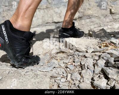 Sotchi, Russie - 6 octobre 2020: Jambes homme en chaussures de course Salomon Speedcross 4 gtx randonnée sur piste de montagne Banque D'Images