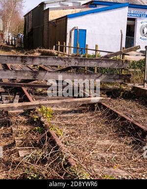 Le chemin de fer inutilisé au-dessus du pont à l'extérieur du pub Cross Inn, Cross inn, sud du pays de galles. Numéro 3951 Banque D'Images