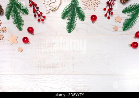 Cadre de Noël zéro déchet avec des décorations en verre et en bois, des cônes de pin, des baies, du sapin sur fond de bois. Vue de dessus de la couche à plat, espace de copie Banque D'Images