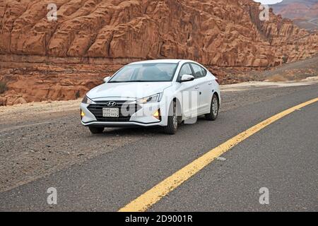 La voiture à Wadi Disah, canyon Al Shaq, Arabie Saoudite Banque D'Images