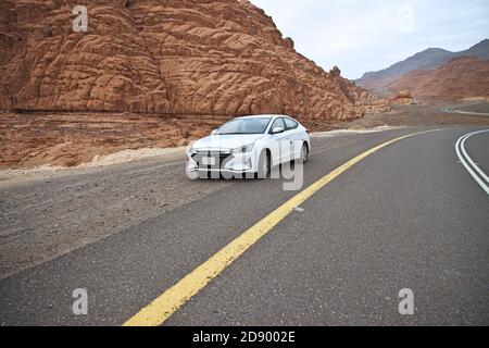 La voiture à Wadi Disah, canyon Al Shaq, Arabie Saoudite Banque D'Images