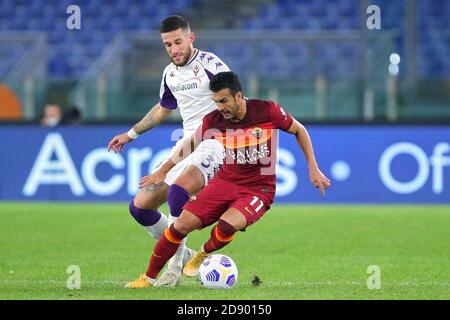 Cristiano Biraghi de Fiorentina (L) vie pour la balle avec Pedro Rodriguez de Roma (R) pendant le championnat italien Serie Un match de football entre C Banque D'Images