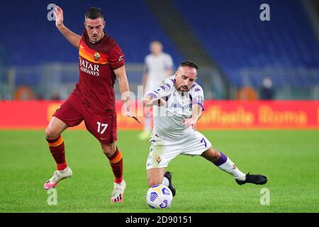 Franck Ribery de Fiorentina (R) vies pour la balle avec Jordan Veretout of Roma (L) pendant le championnat italien Serie Un match de football entre AS C. Banque D'Images