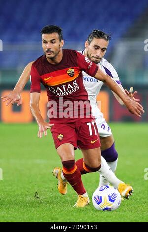 Pedro Rodriguez de Roma (L) vies pour le ballon avec Martin Caceres de Fiorentina (R) pendant le championnat italien Serie Un match de football entre UN C Banque D'Images