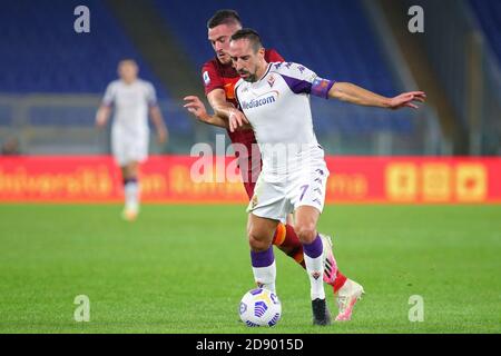 Franck Ribery de Fiorentina (R) vies pour la balle avec Jordan Veretout of Roma (L) pendant le championnat italien Serie Un match de football entre AS C. Banque D'Images