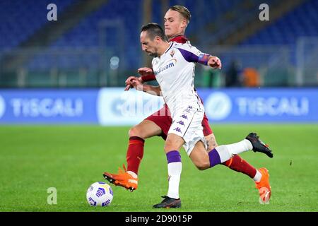 Franck Ribery de Fiorentina vies pour le ballon avec Rick Karsdorp de Roma pendant le championnat italien Serie A football Correspondance entre AS Roma et C. Banque D'Images