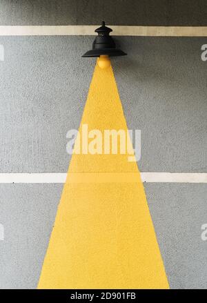 Feu de route avec lampe jaune. Lampe peinte en jaune. Banque D'Images