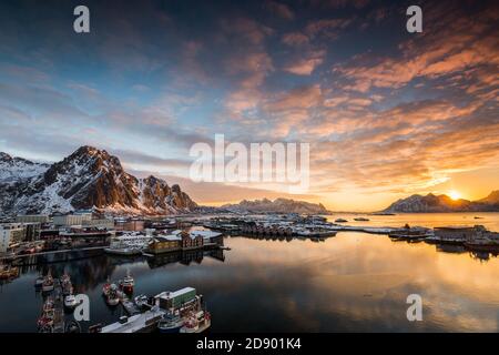 Vue sur le port de Svolvaer sur les îles Lofoten dans un lever de soleil coloré tôt le matin en hiver avec de la neige Banque D'Images