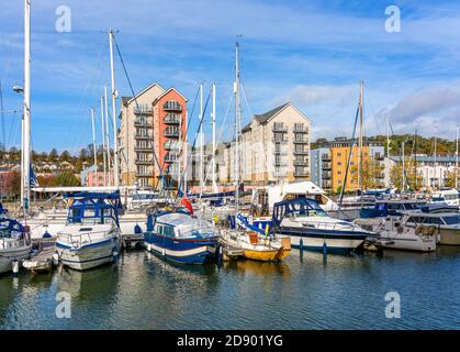 Marina animée et harbourside appartements dans Portishead Somerset UK - l'une des villes plus forte croissance dans le pays Banque D'Images