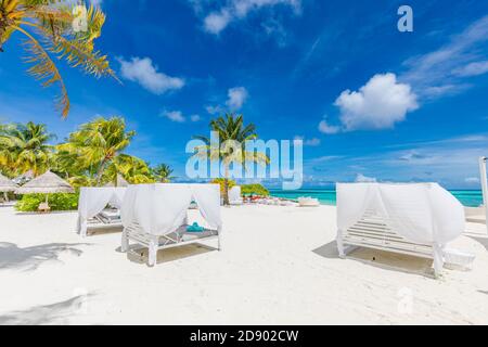 Scène de plage tropicale étonnante avec auvent blanc et de rideaux de luxe pour l'Été Espace détente concept. Ciel bleu avec du sable blanc pour sunny beach landscape Banque D'Images