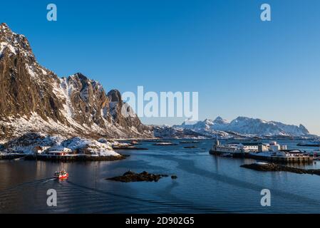 Vue sur le port et le paysage de montagne d'hiver de Svolvaer Sur les îles Lofoten au lever du soleil le matin en hiver avec neige Banque D'Images