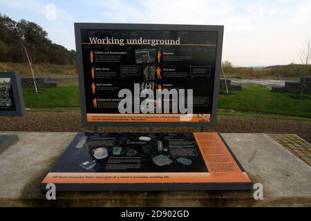 Auchincleck, East Ayrshire, Écosse, Royaume-Uni .le Barony A-Frame est un harnais conservé dans l'East Ayrshire, Écosse, situé à 2 kilomètres à l'ouest d'Auchinleck. Il a été construit en 1954 dans le cadre de la modernisation de la mine de charbon Barony, qui avait été ouverte en 1907. Un monument significatif pour l'industrie minière et les communautés qui y ont travaillé.ce cadre géant ressemble à une sculpture, mais est en fait le harnais restauré de la mine de charbon Barony. Il y a beaucoup de conseils d'information et d'interprétation Banque D'Images
