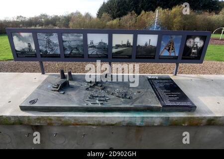 Auchincleck, East Ayrshire, Écosse, Royaume-Uni .le Barony A-Frame est un harnais conservé dans l'East Ayrshire, Écosse, situé à 2 kilomètres à l'ouest d'Auchinleck. Il a été construit en 1954 dans le cadre de la modernisation de la mine de charbon Barony, qui avait été ouverte en 1907. Un monument significatif pour l'industrie minière et les communautés qui y ont travaillé.ce cadre géant ressemble à une sculpture, mais est en fait le harnais restauré de la mine de charbon Barony. Il y a beaucoup de conseils d'information et d'interprétation Banque D'Images