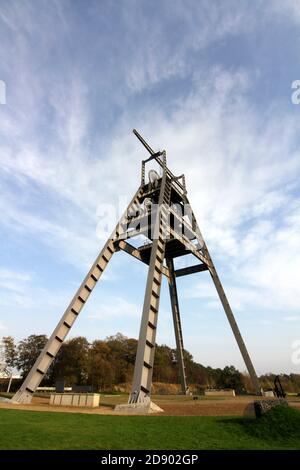 Auchincleck, East Ayrshire, Écosse, Royaume-Uni .le Barony A-Frame est un harnais conservé dans l'East Ayrshire, Écosse, situé à 2 kilomètres à l'ouest d'Auchinleck. Il a été construit en 1954 dans le cadre de la modernisation de la mine de charbon Barony, qui avait été ouverte en 1907. Un monument significatif pour l'industrie minière et les communautés qui y ont travaillé.ce cadre géant ressemble à une sculpture, mais est en fait le harnais restauré de la mine de charbon Barony. Il y a beaucoup de conseils d'information et d'interprétation Banque D'Images