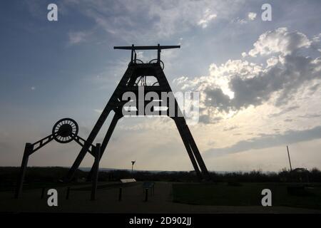 Auchincleck, East Ayrshire, Écosse, Royaume-Uni .le Barony A-Frame est un harnais conservé dans l'East Ayrshire, Écosse, situé à 2 kilomètres à l'ouest d'Auchinleck. Il a été construit en 1954 dans le cadre de la modernisation de la mine de charbon Barony, qui avait été ouverte en 1907. Un monument significatif pour l'industrie minière et les communautés qui y ont travaillé.ce cadre géant ressemble à une sculpture, mais est en fait le harnais restauré de la mine de charbon Barony. Il y a beaucoup de conseils d'information et d'interprétation Banque D'Images