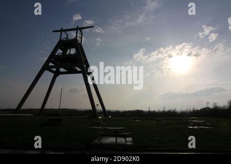 Auchincleck, East Ayrshire, Écosse, Royaume-Uni .le Barony A-Frame est un harnais conservé dans l'East Ayrshire, Écosse, situé à 2 kilomètres à l'ouest d'Auchinleck. Il a été construit en 1954 dans le cadre de la modernisation de la mine de charbon Barony, qui avait été ouverte en 1907. Un monument significatif pour l'industrie minière et les communautés qui y ont travaillé.ce cadre géant ressemble à une sculpture, mais est en fait le harnais restauré de la mine de charbon Barony. Il y a beaucoup de conseils d'information et d'interprétation Banque D'Images