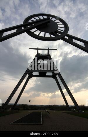 Auchincleck, East Ayrshire, Écosse, Royaume-Uni .le Barony A-Frame est un harnais conservé dans l'East Ayrshire, Écosse, situé à 2 kilomètres à l'ouest d'Auchinleck. Il a été construit en 1954 dans le cadre de la modernisation de la mine de charbon Barony, qui avait été ouverte en 1907. Un monument significatif pour l'industrie minière et les communautés qui y ont travaillé.ce cadre géant ressemble à une sculpture, mais est en fait le harnais restauré de la mine de charbon Barony. Il y a beaucoup de conseils d'information et d'interprétation Banque D'Images