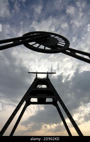 Auchincleck, East Ayrshire, Écosse, Royaume-Uni .le Barony A-Frame est un harnais conservé dans l'East Ayrshire, Écosse, situé à 2 kilomètres à l'ouest d'Auchinleck. Il a été construit en 1954 dans le cadre de la modernisation de la mine de charbon Barony, qui avait été ouverte en 1907. Un monument significatif pour l'industrie minière et les communautés qui y ont travaillé.ce cadre géant ressemble à une sculpture, mais est en fait le harnais restauré de la mine de charbon Barony. Il y a beaucoup de conseils d'information et d'interprétation Banque D'Images