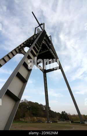 Auchincleck, East Ayrshire, Écosse, Royaume-Uni .le Barony A-Frame est un harnais conservé dans l'East Ayrshire, Écosse, situé à 2 kilomètres à l'ouest d'Auchinleck. Il a été construit en 1954 dans le cadre de la modernisation de la mine de charbon Barony, qui avait été ouverte en 1907. Un monument significatif pour l'industrie minière et les communautés qui y ont travaillé.ce cadre géant ressemble à une sculpture, mais est en fait le harnais restauré de la mine de charbon Barony. Il y a beaucoup de conseils d'information et d'interprétation Banque D'Images