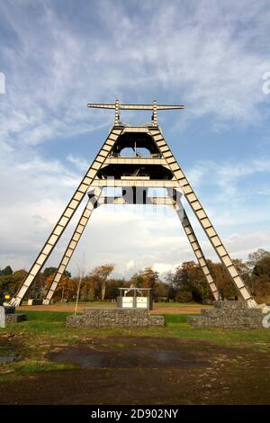 Auchincleck, East Ayrshire, Écosse, Royaume-Uni .le Barony A-Frame est un harnais conservé dans l'East Ayrshire, Écosse, situé à 2 kilomètres à l'ouest d'Auchinleck. Il a été construit en 1954 dans le cadre de la modernisation de la mine de charbon Barony, qui avait été ouverte en 1907. Un monument significatif pour l'industrie minière et les communautés qui y ont travaillé.ce cadre géant ressemble à une sculpture, mais est en fait le harnais restauré de la mine de charbon Barony. Il y a beaucoup de conseils d'information et d'interprétation Banque D'Images