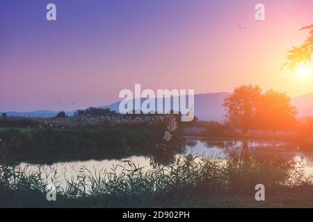 Paysage de montagne dans la soirée. Beau rivage contre les montagnes. La Vallée de Hula dans le nord d'Israël au coucher du soleil Banque D'Images