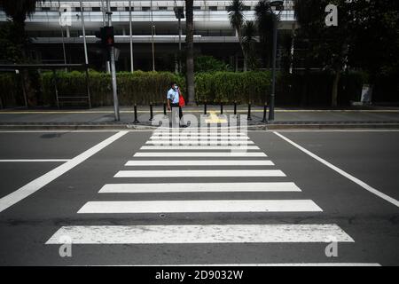 Jakarta, Indonésie. 2 novembre 2020. Un homme portant un masque facial est vu dans une rue à Jakarta, Indonésie, le 2 novembre 2020. Credit: Zulkarnain/Xinhua/Alamy Live News Banque D'Images