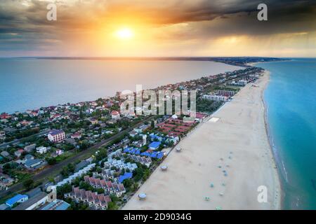 Vue aérienne de la broche (forme terrestre). Orage sur la mer au coucher du soleil. Paysage marin. Village sur la foreland. Vue de dessus de la mer et du rivage Banque D'Images