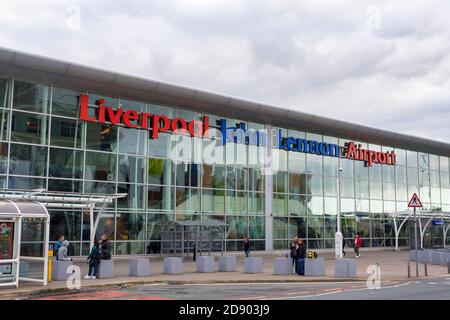 Aéroport John Lennon de Liverpool. Vue extérieure de la façade de l'aéroport international. Banque D'Images