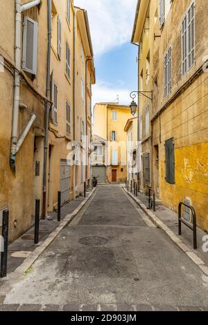 Vue à travers le petit village français de voie. Rue médiévale en France Banque D'Images