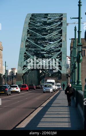 Trafic traversant le pont Tyne reliant Newcastle upon Tyne et Gateshead dans le nord-est de l'Angleterre. Banque D'Images