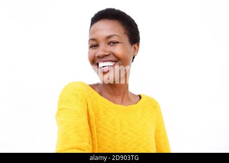 Portrait en gros plan de la belle jeune femme noire qui rit arrière-plan blanc Banque D'Images