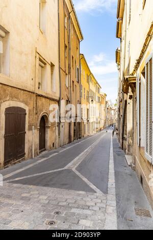 Vue à travers le petit village français de voie. Rue médiévale en France Banque D'Images