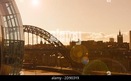 Vue sur le Sage Gateshead, la salle de concert et le pont Tyne traversant Gateshead à Newcastle upon Tyne, dans le nord-est de l'Angleterre. Banque D'Images